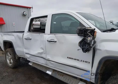 2015 GMC Sierra 2500Hd Denali z USA, uszkodzony, nr VIN 1GT120E89FF618341